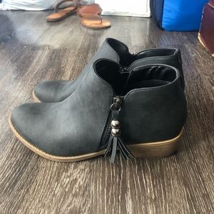 Journee collection size 9 black booties